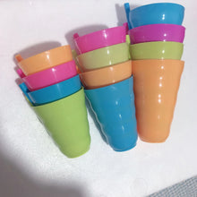 Laden Sie das Bild in den Galerie-Viewer, 4er Set Trinkbecher mit integr. Strohhalm